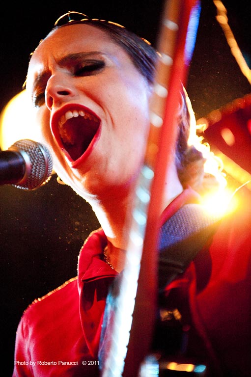 foto concerto Anna Calvi - Circolo degli Artisti 22-10-2011