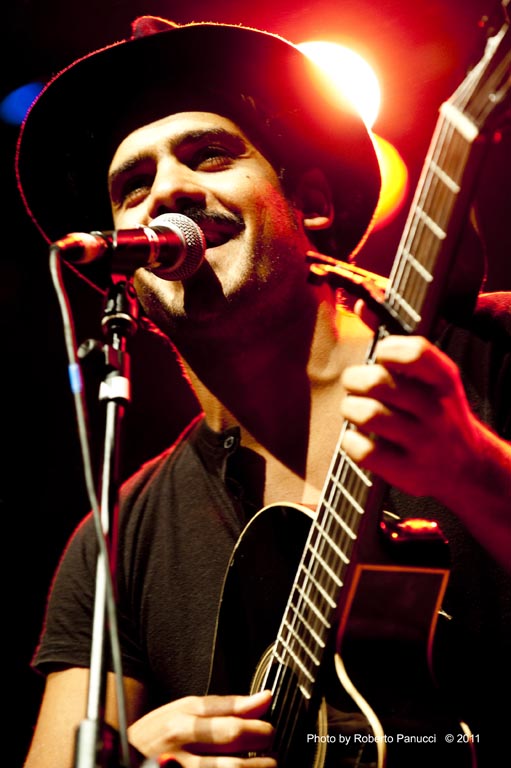 foto concerto Alessandro Mannarino - Frammenti - Frascati 04-09-2011