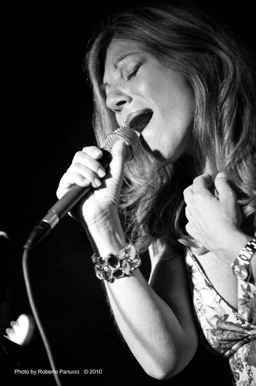 foto concerto Linda Gambino - Cafè Latino 28-05-2010