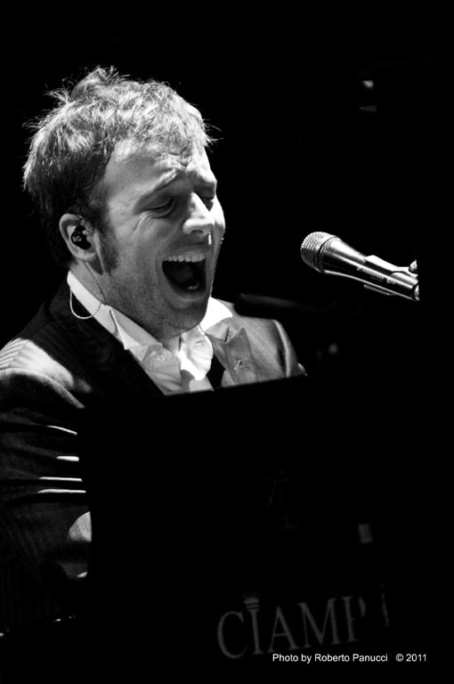 foto concerto Raphael Gualazzi - Auditorium Parco della Musica 08-03-2011