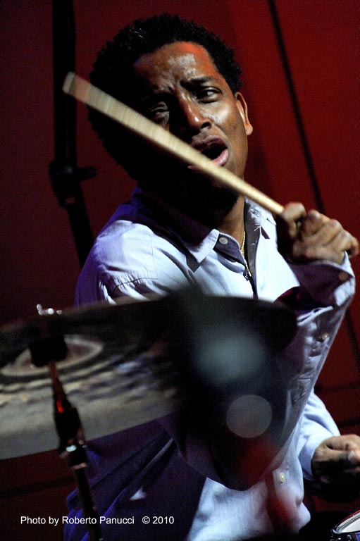 foto concerto “NYC Scene” Francisco Mela Cuban Safari Trio - Casa del Jazz 02-03-2010