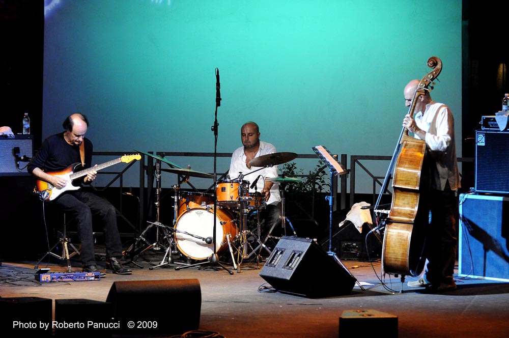 foto concerto Francesco Bruno trio featuring Enzo Pietropaoli - Villa Celimontana Jazz Festival 02-09-2009