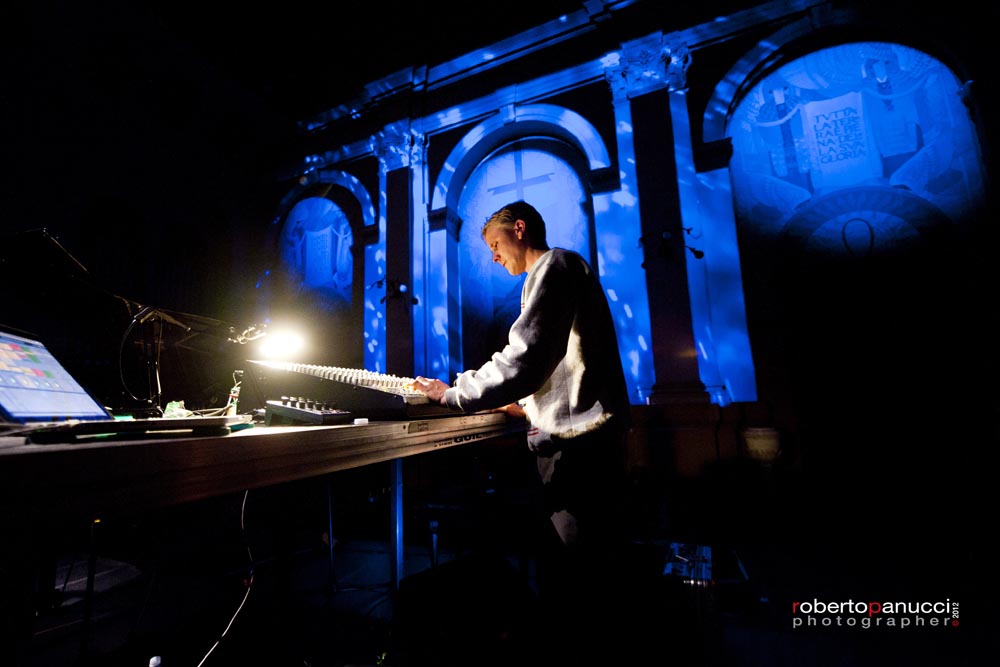 foto concerto Vladislav Delay - Giovanni Guidi - Chorde - Chiesa Evangelista Metodista 24-11-2012