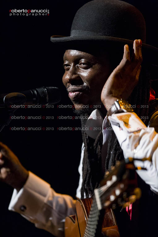 foto concerto Faada Freddy - Auditorium Parco della Musica 06-12-2013
