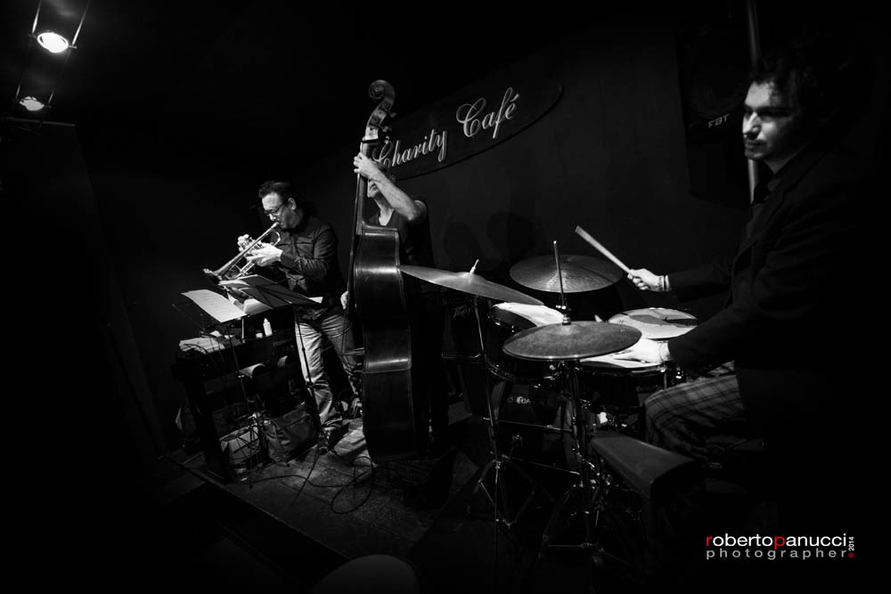 foto concerto Jam Session Night - Dizzie Gillespie - Aldo Bassi - Luca Bulgarelli bass - Alessandro Marzi drums - Daniele Pozzovio piano - Charity Cafe 06-02-2014