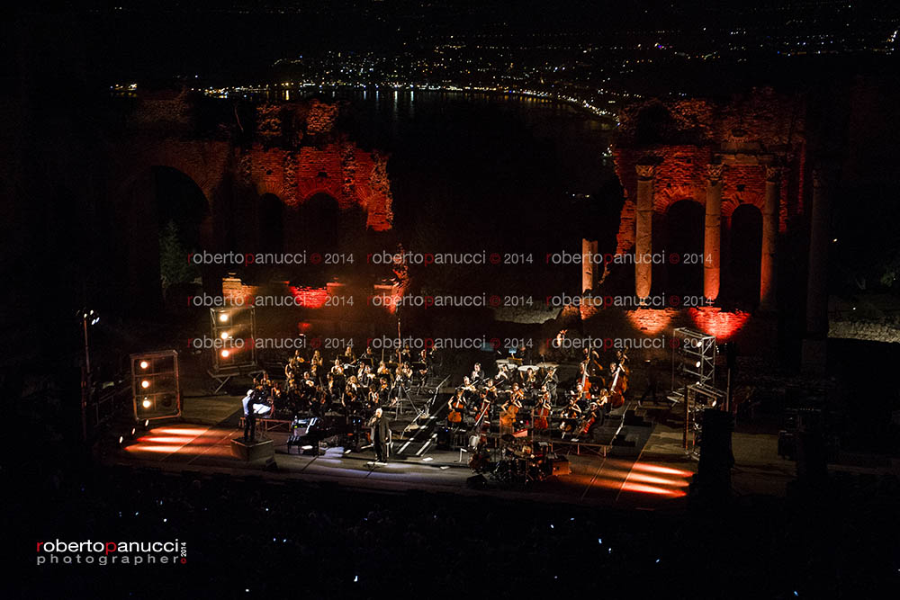 foto concerto Pino Daniele - Sinfonico a Metà - Teatro Antico di Taormina 22-08-2014