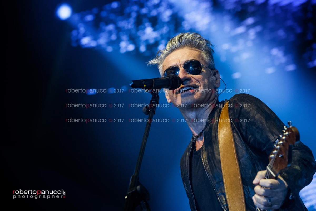 foto concerto Luciano Ligabue - PalaFlorio Bari 23-02-2017