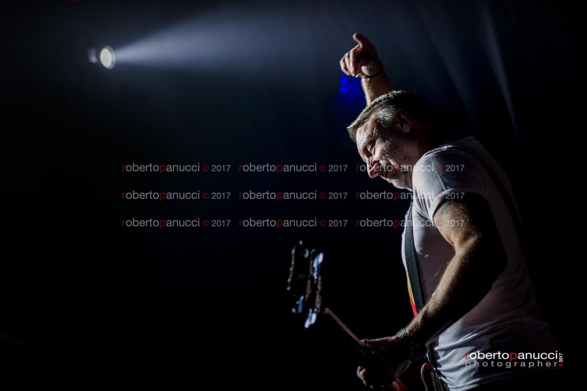 foto concerto Peter Hook and The Light - Teatro Quirinetta 07-04-2017
