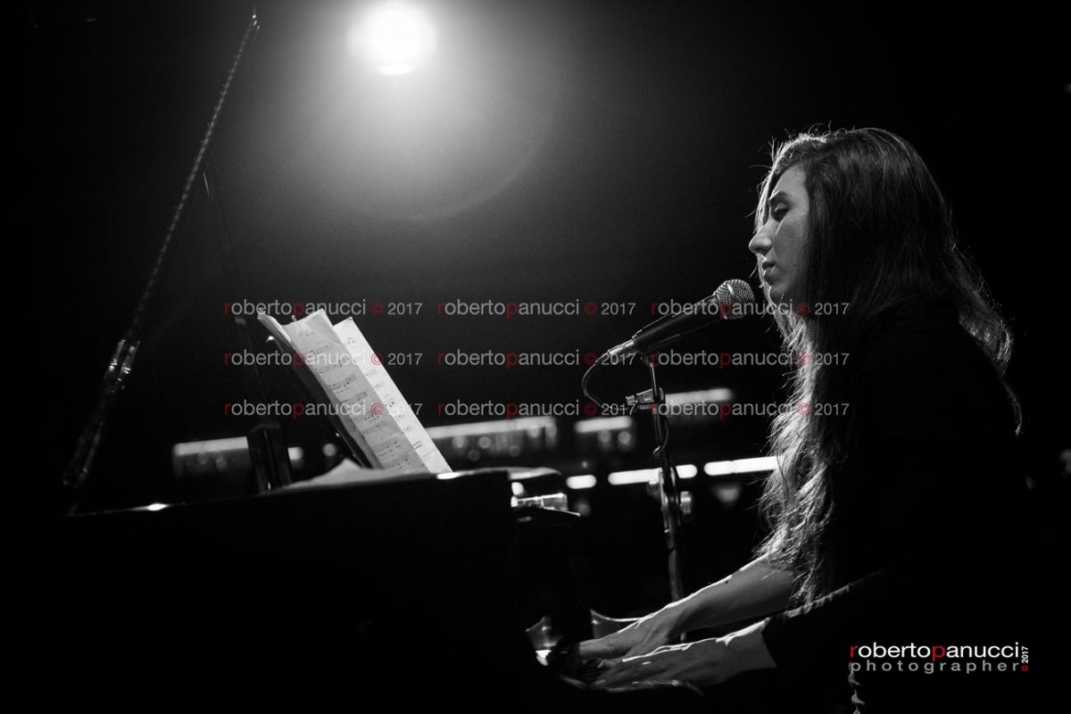 foto concerto Julia Holter - Teatro Quirinetta 03-12-2017