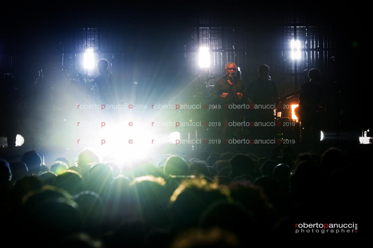 foto concerto Massive Attack - Palazzo dello Sport di Roma 08-02-2019