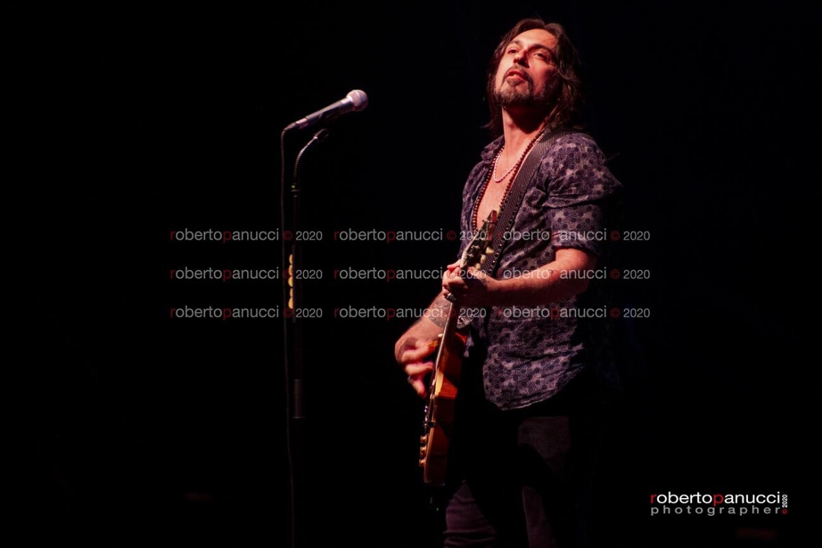 foto concerto Francesco Sarcina - Le Vibrazioni - Auditorium Parco della Musica 12-07-2020