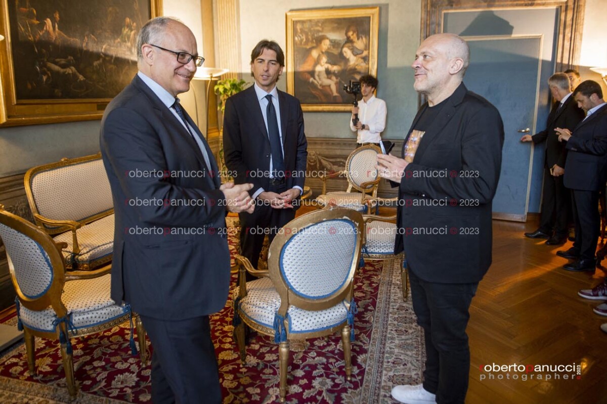 foto conferenza Max Pezzali - Roberto Gualtieri - Comune di Roma 24-05-2023
