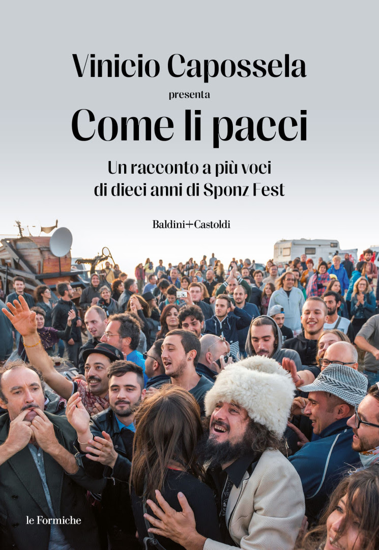 foto libro Vinicio Capossela - Come li pacci. Un racconto a più voci di dieci anni di Sponz Fest edizioni Baldini - Castoldi 08-2023