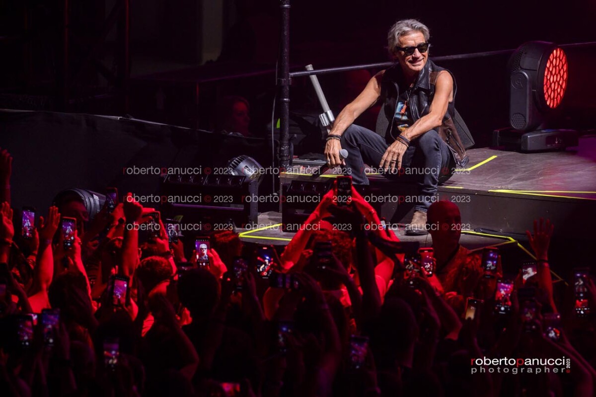 foto concerto Luciano Ligabue - Palazzo dello Sport 18-11-2023