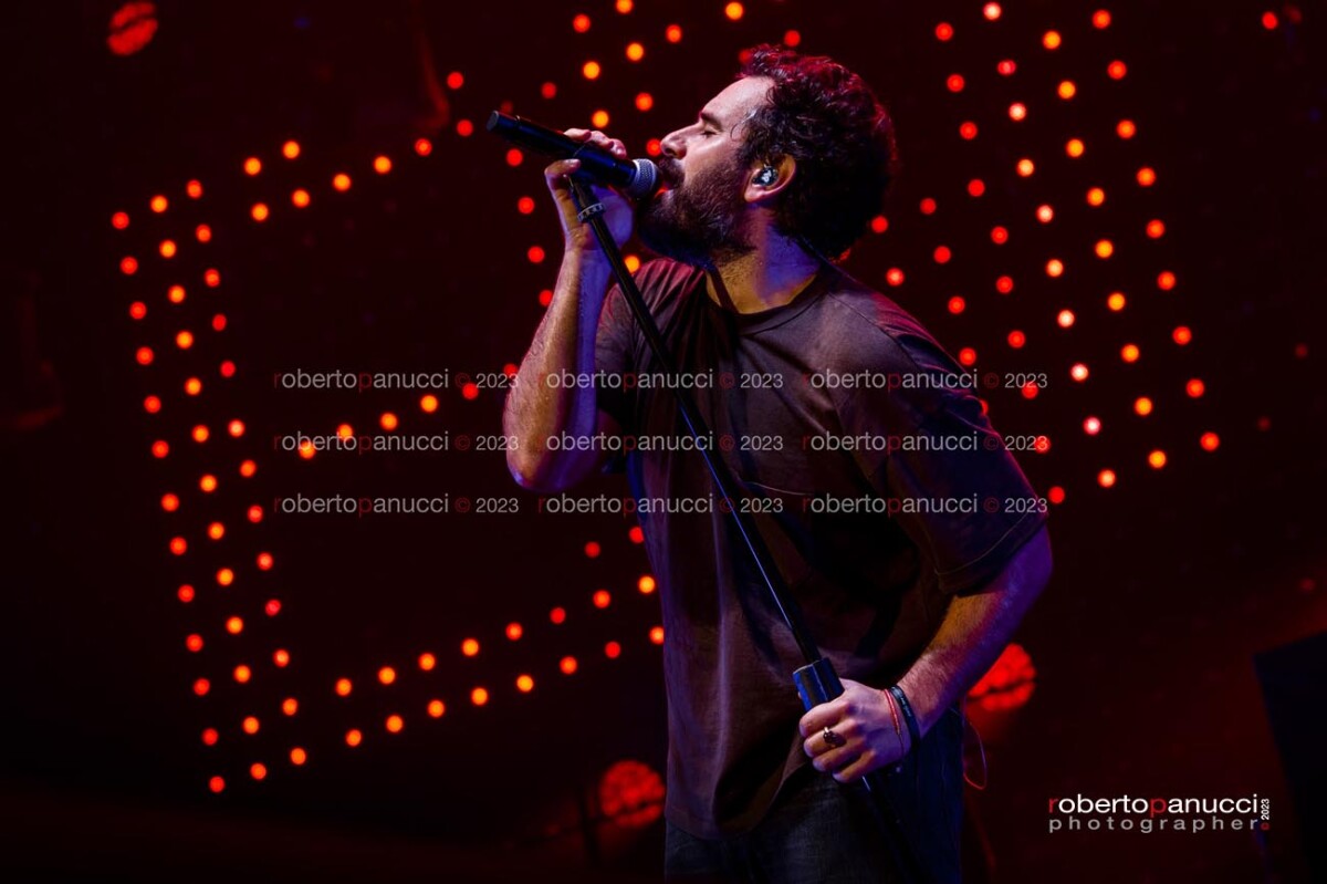 foto concerto Tommaso Paradiso - Palazzo dello Sport 16-11-2023