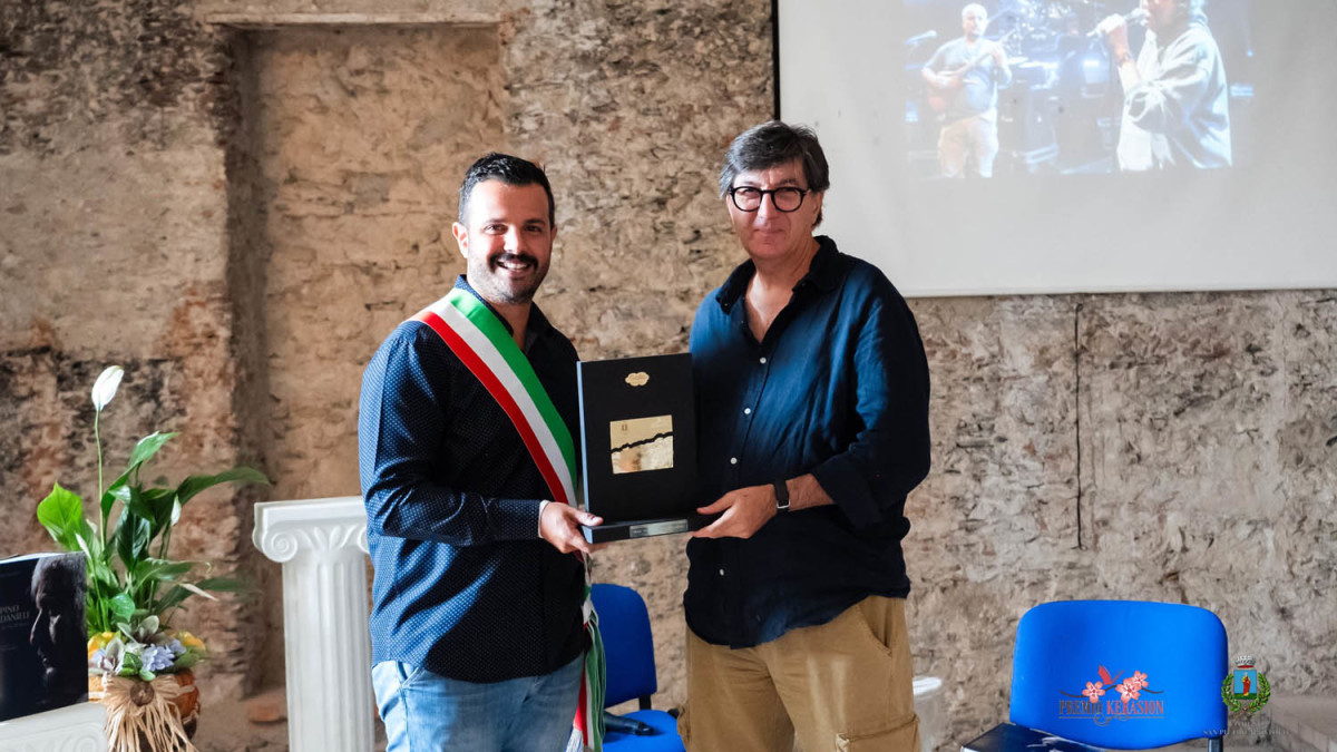 foto Premio Kerasion 2025 - Premio Speciale in Ricordo di Pino Daniele - San Pietro Apostolo 29-08-2025 premiazione libro Pino Daniele Access All Areas